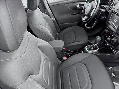 Used 2020 Jeep Renegade Latitude w/ Cold Weather Group image 29