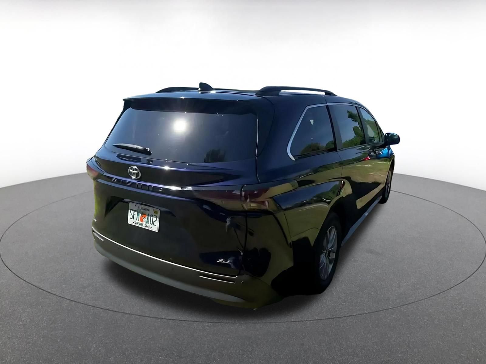 Used 2025 Toyota Sienna XLE FWD image 13