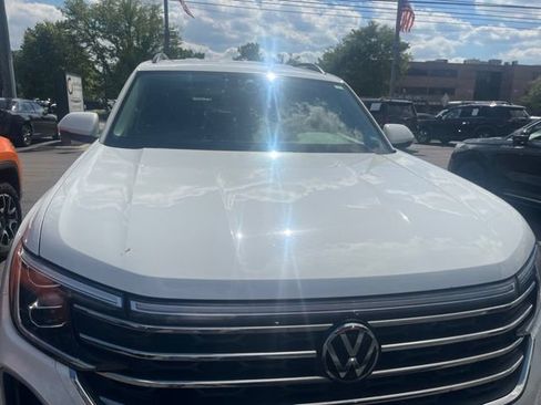 Used 2024 Volkswagen Atlas SE AWD/4WD image 2
