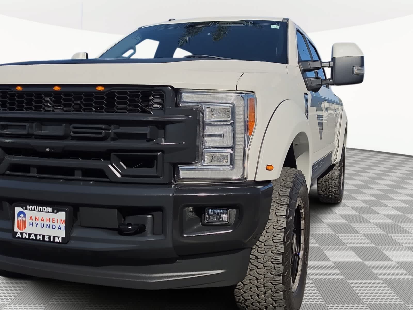 Used 2018 Ford F250 Lariat w/ Lariat Ultimate Package AWD/4WD image 4