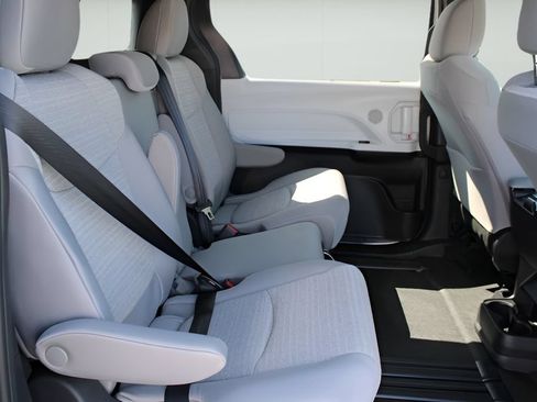 Used 2026 Toyota Sienna LE FWD image 21