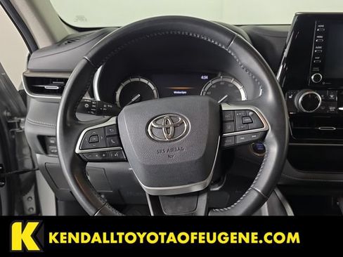 Used 2022 Toyota Highlander XLE AWD/4WD image 11