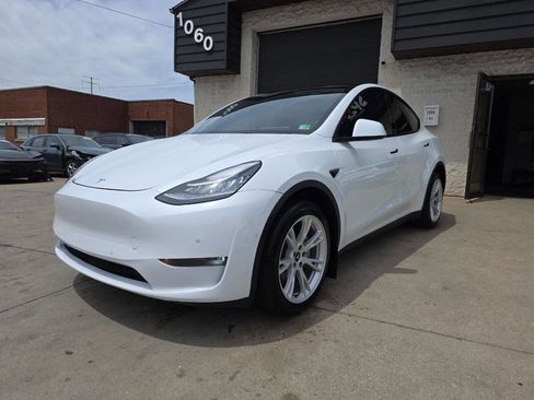 Used 2023 Tesla Model Y Long Range AWD/4WD image 3