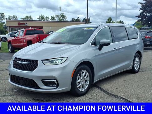 Used 2023 Chrysler Pacifica Touring-L FWD image 3