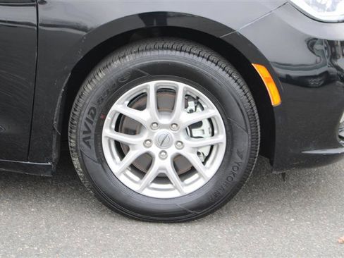 Used 2024 Chrysler Pacifica Touring image 10