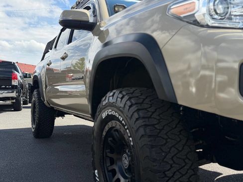 Used 2020 Toyota Tacoma TRD Off-Road w/ Technology Package AWD/4WD image 21