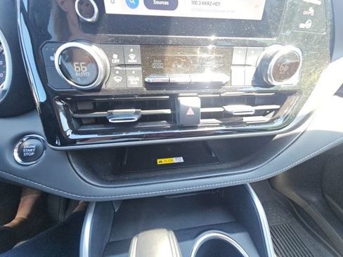Used 2023 Toyota Highlander XLE AWD/4WD image 6