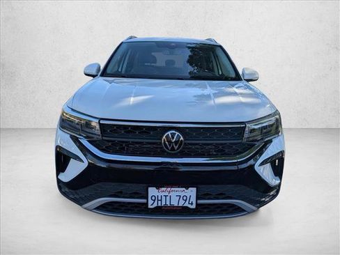 Used 2023 Volkswagen Taos SE image 2