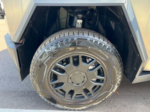 Used 2024 Tesla Cybertruck AWD Crew Cab image 16