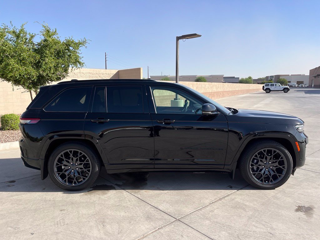 Used 2023 Jeep Grand Cherokee Summit AWD/4WD image 5