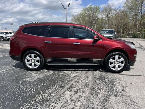 Used 2017 Chevrolet Traverse LT w/ Style and Technology Package FWD image 2