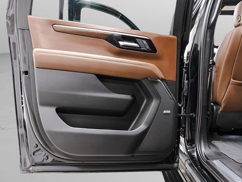 Used 2025 Chevrolet Suburban High Country image 30