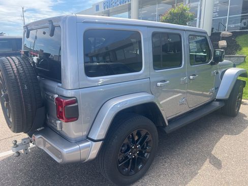 Used 2021 Jeep Wrangler Unlimited Sahara AWD/4WD image 3