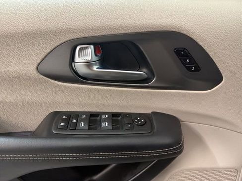 Used 2023 Chrysler Pacifica Touring-L image 16