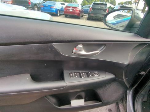 Used 2019 Kia Forte LXS FWD image 8