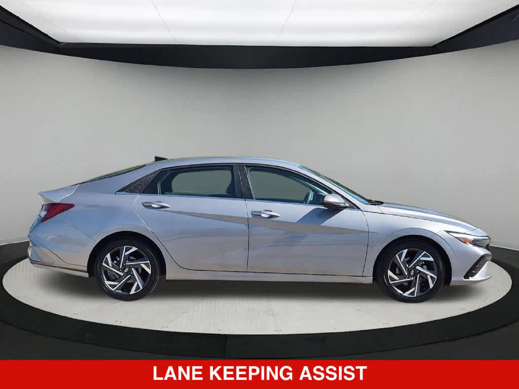 Used 2025 Hyundai Elantra SEL FWD image 8