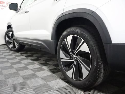 Used 2025 Volkswagen Taos SE AWD/4WD image 15