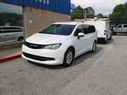 Used 2022 Chrysler Voyager LX FWD image 3