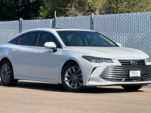Used 2019 Toyota Avalon XLE w/ Moonroof Package FWD image 2
