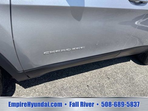 Used 2019 Jeep Cherokee Limited AWD/4WD image 13