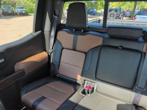 Used 2019 Chevrolet Silverado 1500 High Country w/ Technology Package AWD/4WD image 12
