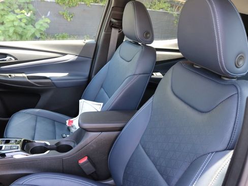 Used 2023 Chevrolet Bolt EUV LT w/ Convenience Package FWD image 12