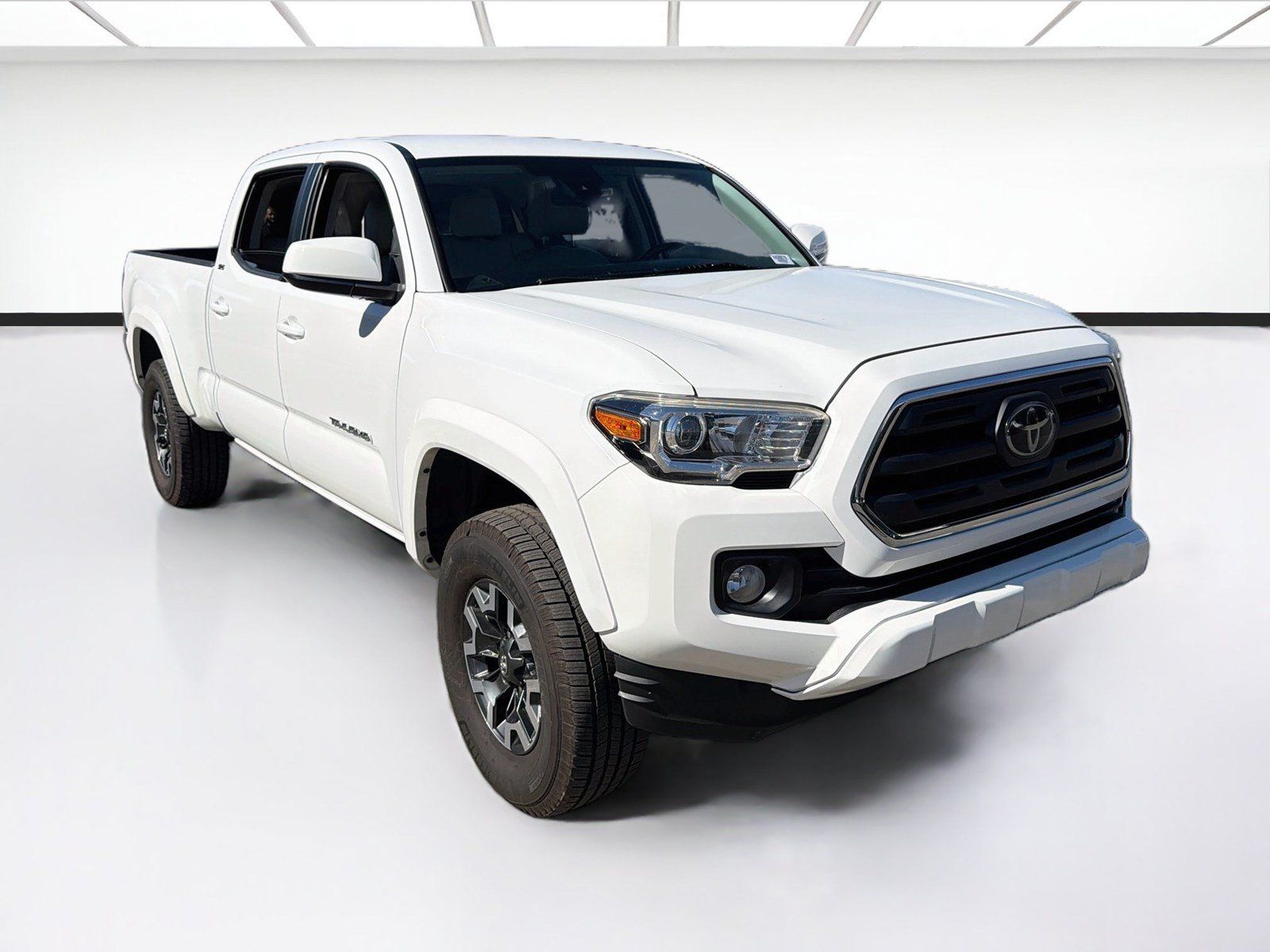 Used 2018 Toyota Tacoma SR5 RWD image 3