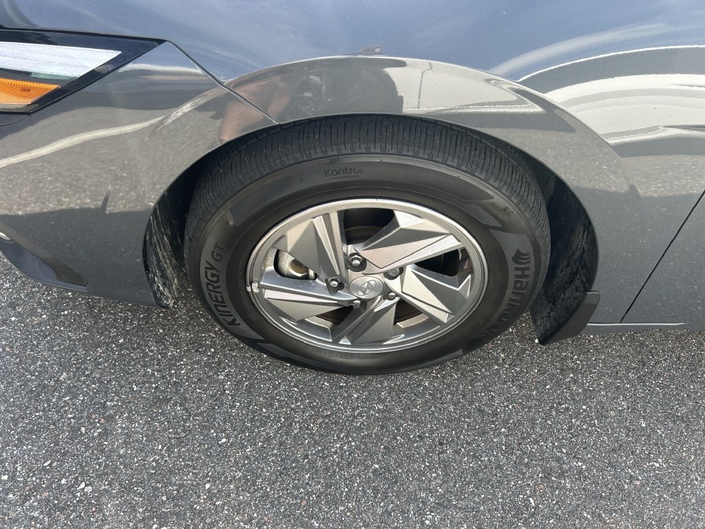 Used 2025 Hyundai Elantra SE FWD image 10