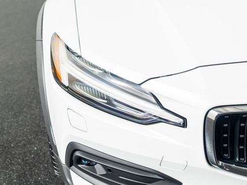 Used 2026 Volvo V60 B5 Cross Country Plus w/ Protection Package Premier image 21