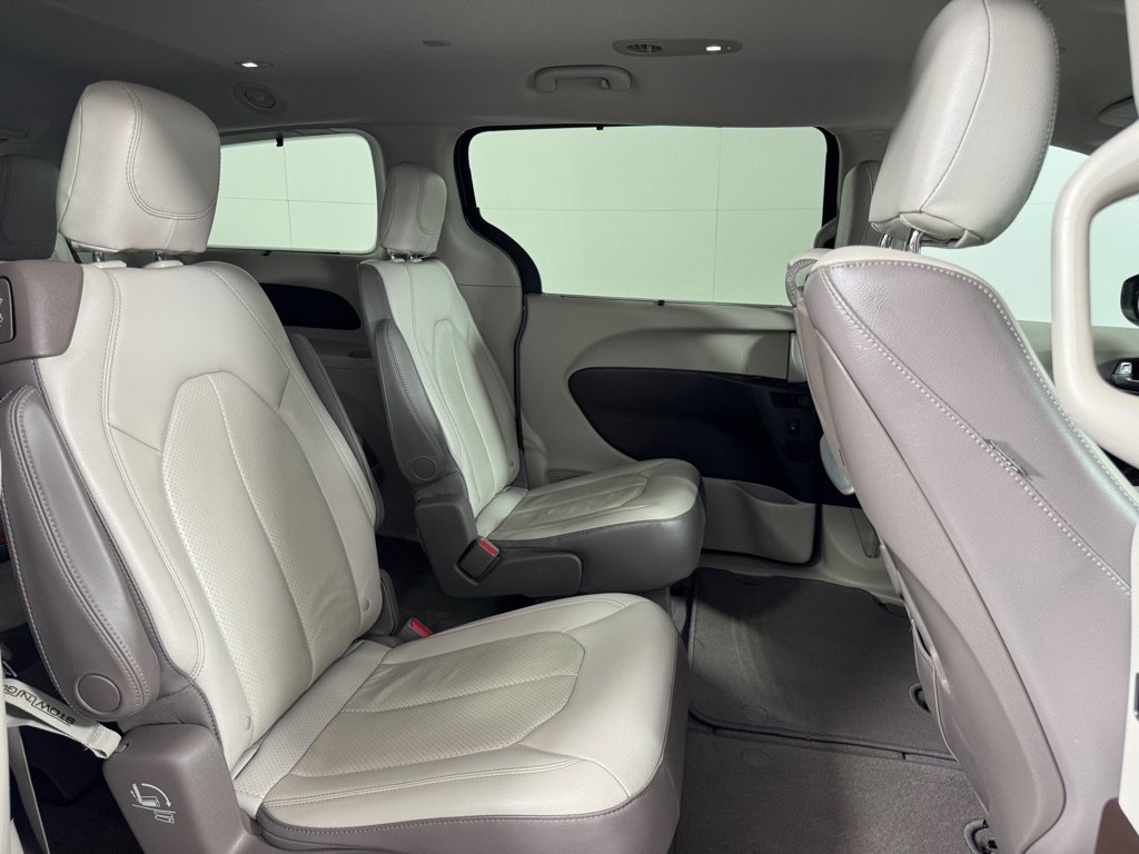 Used 2017 Chrysler Pacifica Touring-L Plus w/ Tire & Wheel Group FWD image 25