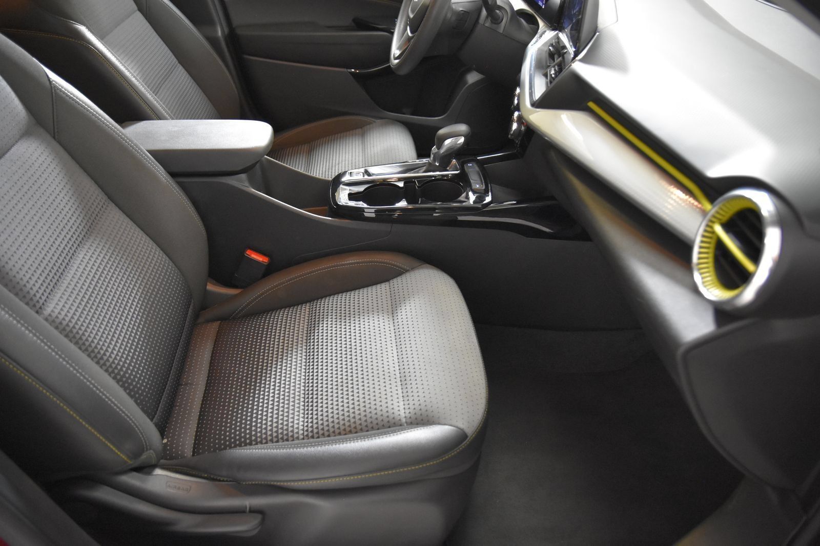 Used 2025 Chevrolet Trax LT FWD image 27