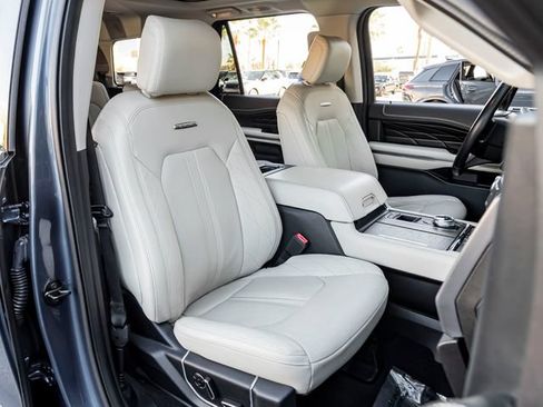 Used 2018 Ford Expedition Platinum RWD image 28