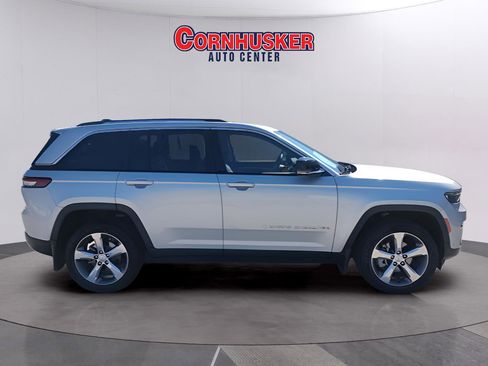 Used 2022 Jeep Grand Cherokee Limited w/ Luxury Tech Group II image 2