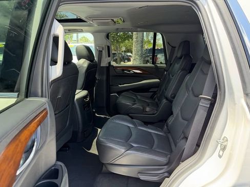 Used 2019 Cadillac Escalade Luxury RWD image 13