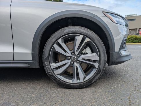 Used 2025 Volvo V60 B5 Cross Country Plus image 27