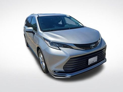 Used 2022 Toyota Sienna Limited AWD/4WD image 3