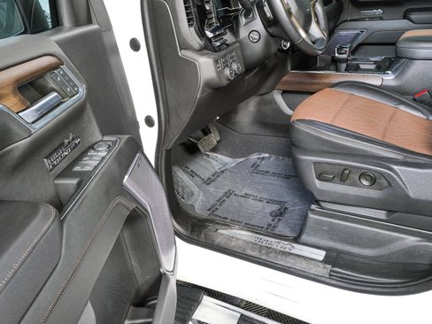 Used 2023 Chevrolet Silverado 1500 High Country w/ High Country Premium Package AWD/4WD image 8