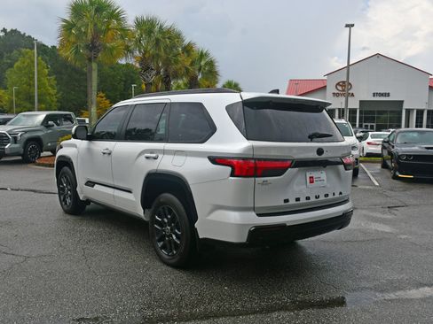 Used 2024 Toyota Sequoia Platinum AWD/4WD image 3
