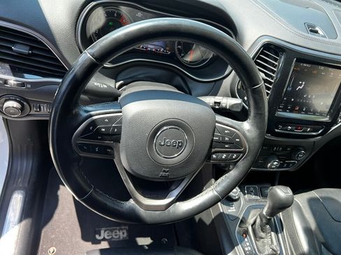 Used 2019 Jeep Cherokee Limited w/ Luxury Group AWD/4WD image 31