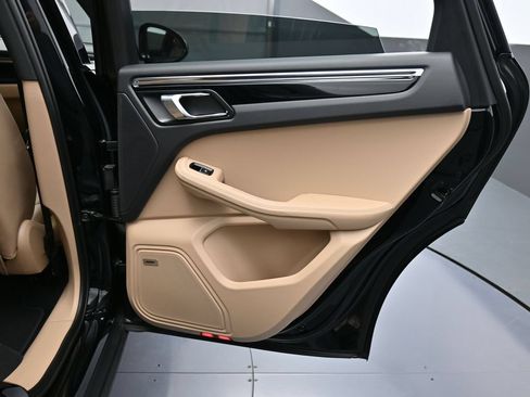 Certified 2025 Porsche Macan AWD/4WD image 26