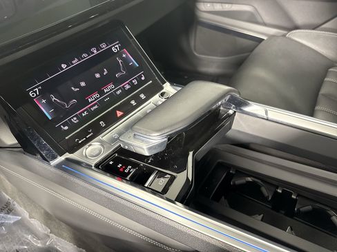 Used 2019 Audi e-tron Prestige w/ Prestige Package AWD/4WD image 23