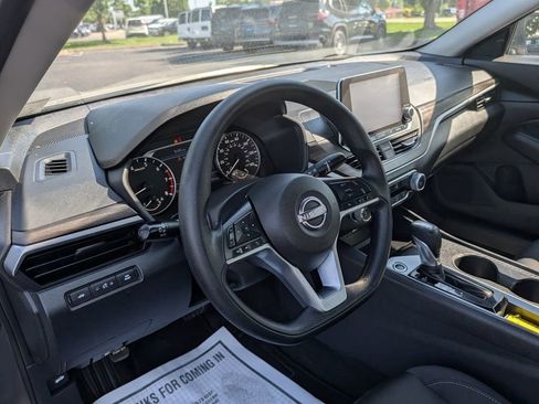 Used 2025 Nissan Altima 2.5 SV FWD image 12