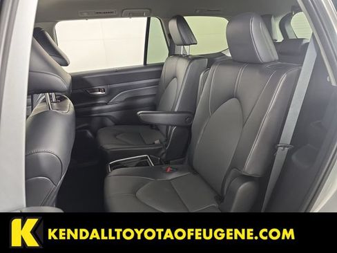 Used 2025 Toyota Grand Highlander AWD image 18