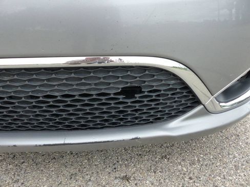 Used 2020 Chrysler Pacifica Touring-L w/ Tire & Wheel Group FWD image 11