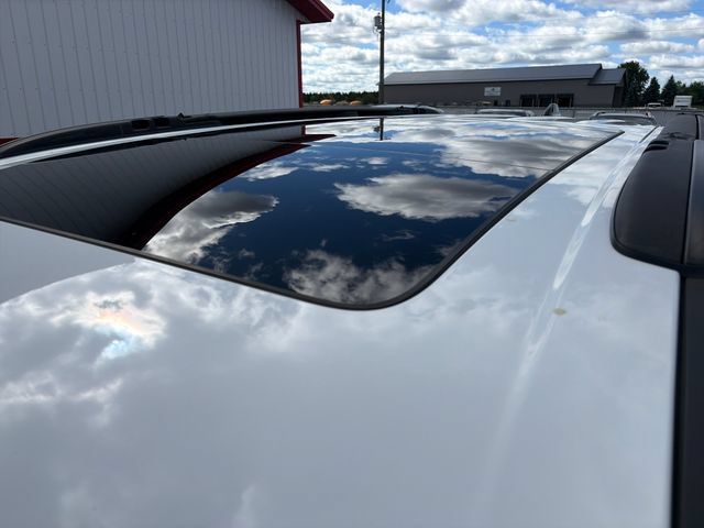 Used 2025 Chrysler Pacifica Limited FWD image 12