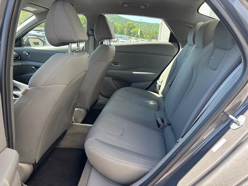Used 2023 Hyundai Elantra SE w/ Preferred Accessory Package FWD image 10