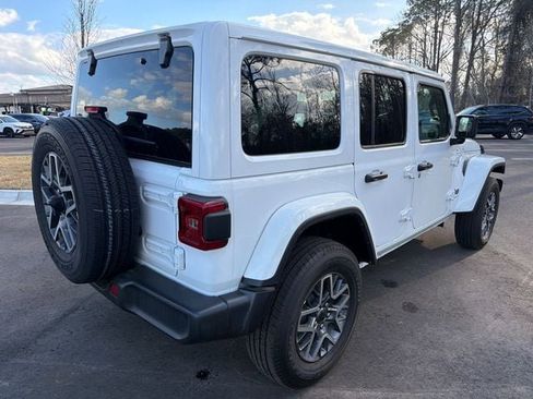 Used 2025 Jeep Wrangler Unlimited Sahara image 11