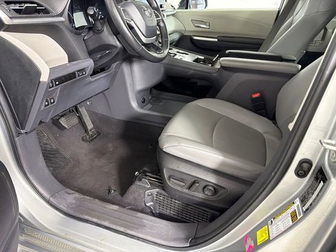 Used 2024 Toyota Sienna XLE image 10