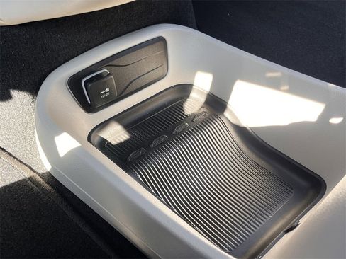 Used 2024 Chrysler Pacifica Touring-L image 31