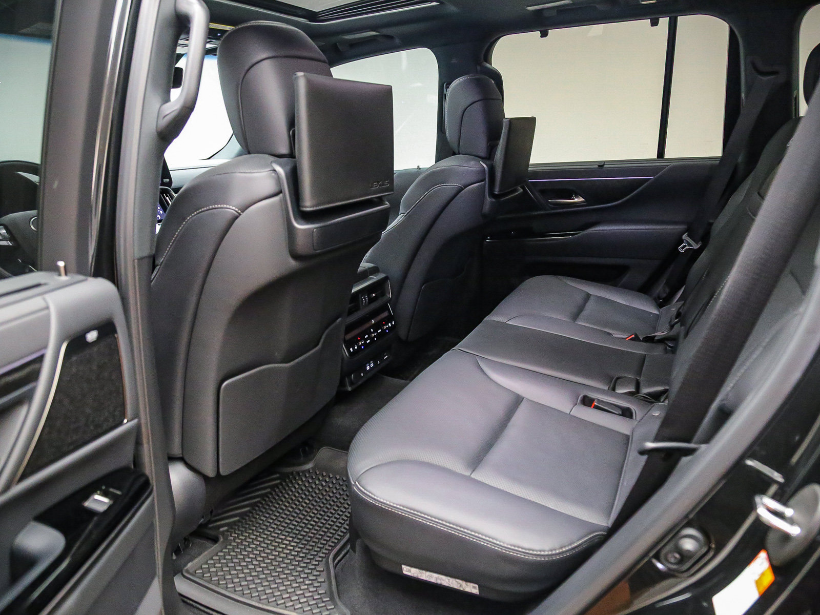Used 2025 Lexus LX 600 4WD w/ Appearance Package image 18